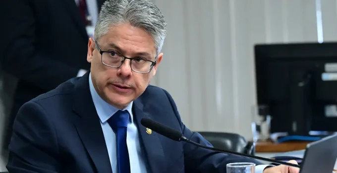 Oposição mira 2026: Caso Master vira munição eleitoral após fracasso de CPIs e STF reage com ameaça de inelegibilidade