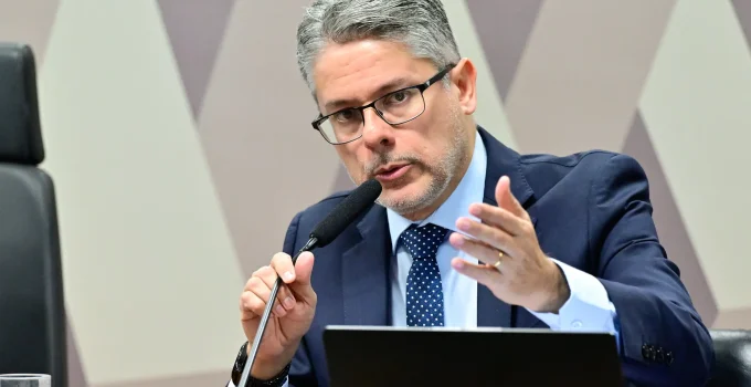 Alessandro Vieira pede arquivamento de ação de Gilmar Mendes na PGR e alega 'imprestabilidade' do pedido