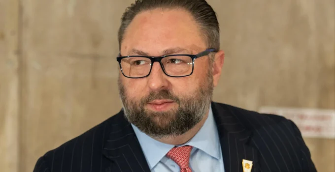 Aliado de Trump ataca Lula e Moraes por inquérito contra Flávio Bolsonaro: "Isso é normal?"