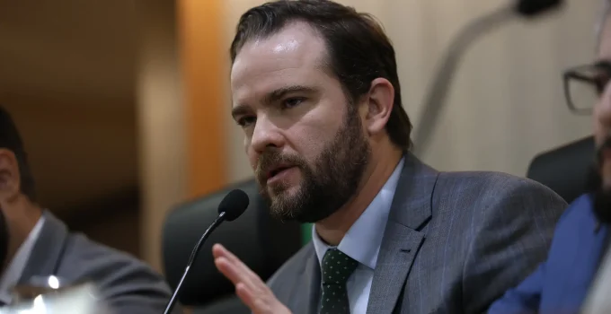 Ministro da Fazenda Alerta: Classificar PCC e CV como Terroristas Pode Prejudicar o Mercado e Turismo no Brasil