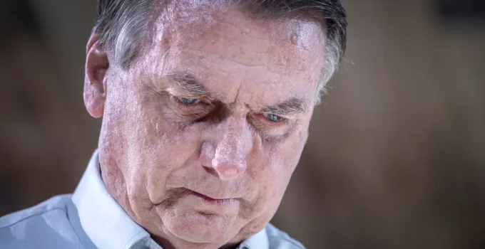 Bolsonaro sofre queda e bate a cabeça em móvel na PF; Michelle relata ausência de socorro imediato