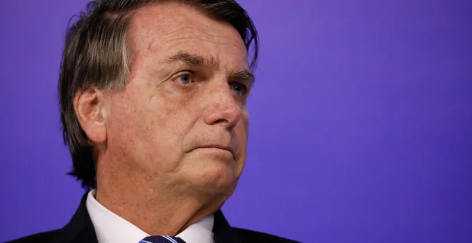 Bolsonaro Apto para Cirurgia no Ombro Após Melhora de Saúde, Defesa Informa ao STF