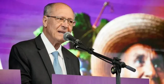 Alckmin Afirma: Governo Não Discute Revogação da "Taxa das Blusinhas" de Importados, Apesar de Pressão