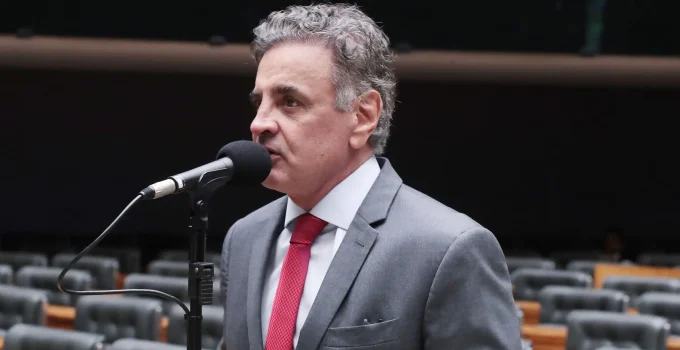 Aécio Neves, o "Neto da Democracia", é criticado por defender STF e atacar impeachment de ministros