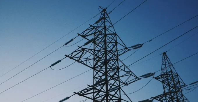 Quedas de Energia Diminuem no Brasil em 2025: Conheça o Ranking das Distribuidoras e Quem Mais Melhorou