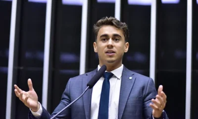 Direita Domina Redes Sociais com Humor e Memes Virais, Superando a Esquerda na Guerra Digital por 2026