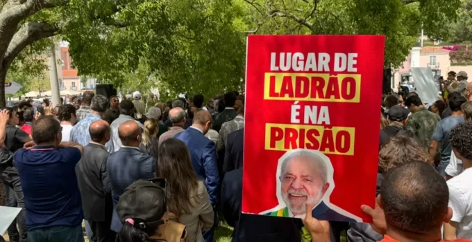 Lula em Lisboa: Protesto de Direita Grita "Lula Ladrão" e Compara Presidente Brasileiro a Líderes Autoritários