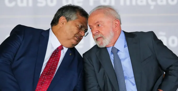 Aliados de Flávio Bolsonaro Veem Semelhanças Perigosas Entre Propostas de Dino e PT para o Judiciário
