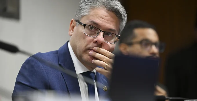 Senador Vieira Revela "Recado" de Ministro do STF: "Acerte seu tiro, senão vou acertar o meu"