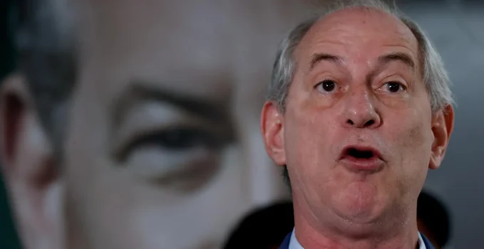 Aécio Neves propõe Ciro Gomes para Presidência e abala aliança com PL no Ceará após polêmica com Michelle Bolsonaro