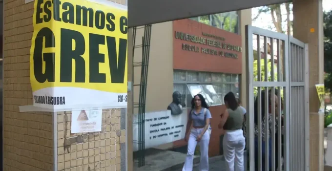 Greve em Universidades Federais: Servidores Exigem Cumprimento de Promessas de Lula e Impactam Ensino em Mais de 50 Instituições