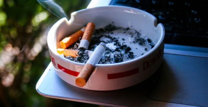 Reino Unido Cria Geração Sem Fumo: Lei Proíbe Venda de Cigarros para Jovens Nascidos Após 2008