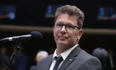 Dino exige endereços de Mario Frias em investigação de emendas para filme de Bolsonaro; entenda o caso