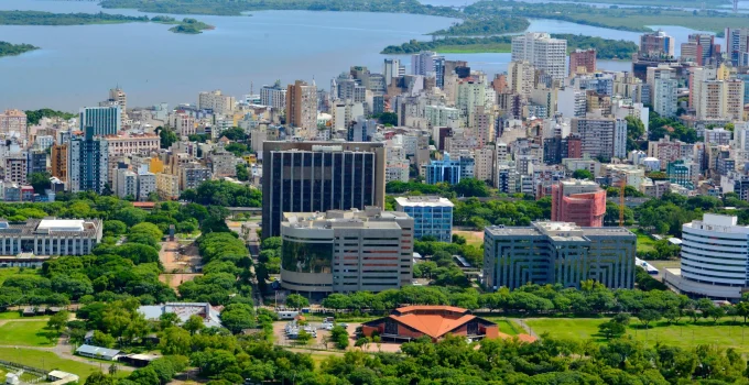 Porto Alegre: Ideologia Travando a Cidade, Moradia Cara e Trânsito Caótico Afetam Milhões no Brasil