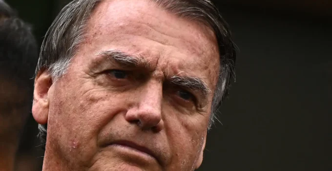 Bolsonaro deixa hospital após queda na PF: Traumatismo craniano leve confirmado, Michelle critica demora no atendimento