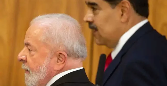 PT exibe cartaz de apoio a Maduro e Lula alerta militância sobre "uso do Zap" em eleição