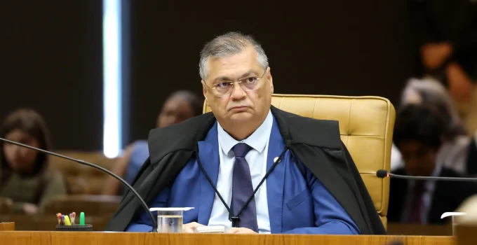 PGR acusa Flávio Dino de "escolha política" ao vetar aposentadoria compulsória de juízes e alerta para "erosão democrática"