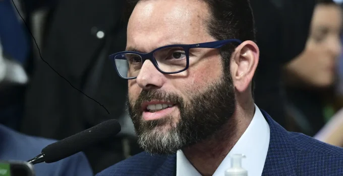 Senadores pedem prisão domiciliar humanitária para Bolsonaro após acidente grave na PF; Moraes é acionado