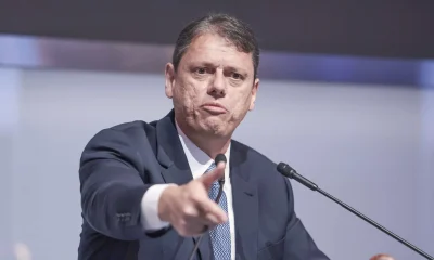 Tarcísio de Freitas alfineta Lula: "Lideranças envelhecidas que não percebem a hora de parar" e pedem renovação na política