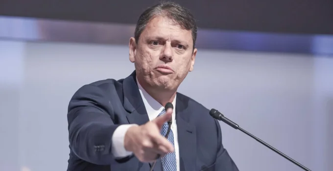 Tarcísio de Freitas alfineta Lula: "Lideranças envelhecidas que não percebem a hora de parar" e pedem renovação na política
