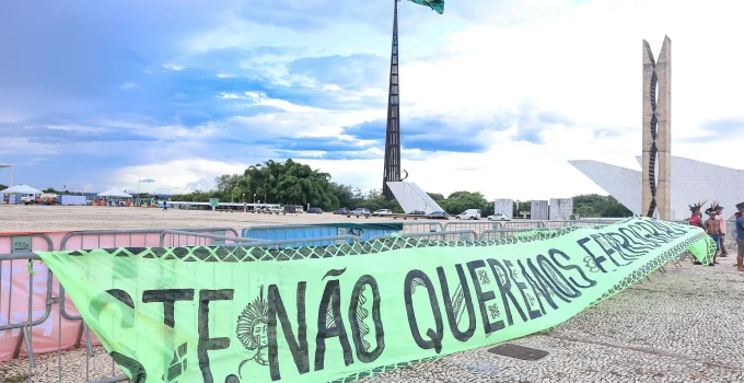 Brasil: Potência Oculta em Crise Global Busca Liderança com Estadista Desenvolvimentista Urgente