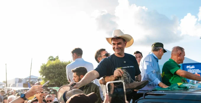 Pré-Candidatos à Presidência Miram Agrishow: Flávio Bolsonaro e Tarcísio de Freitas na Maior Feira Agrícola da América Latina, Lula Ausente