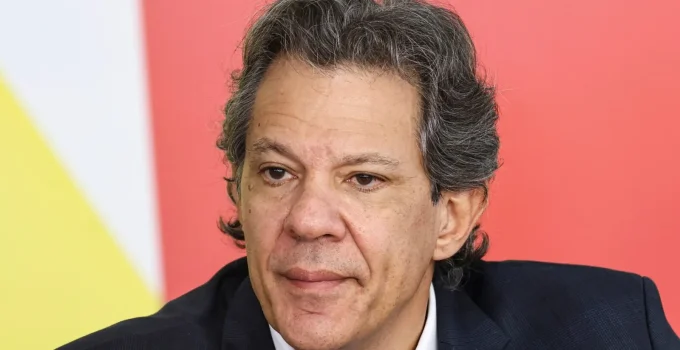 Haddad crava: Lula enfrentará o 'Bolsonarinho', Flávio Bolsonaro, em 2026, em disputa que promete caos vs. experiência