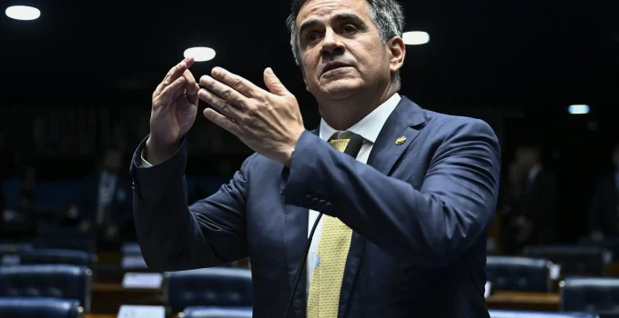 Flávio Bolsonaro tem eleição 'nas mãos', mas pode 'jogar fora' ao focar na extrema-direita, alerta Ciro Nogueira