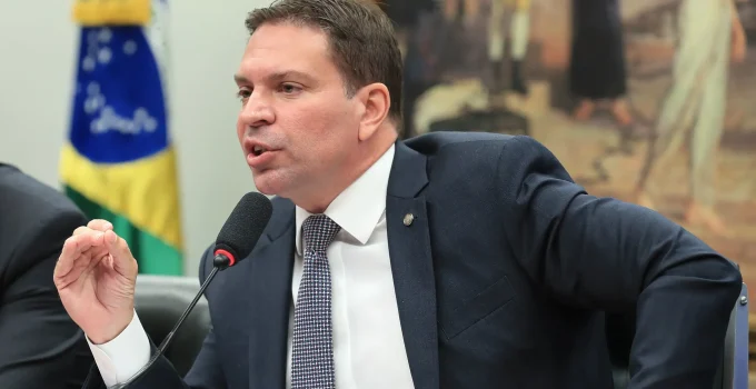 Ramagem usa voto de Alexandre de Moraes no STF para buscar absolvição em caso do 8 de Janeiro