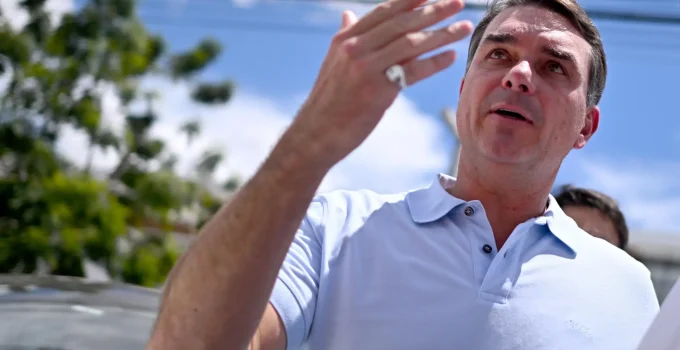 PT divulga vídeo ligando Flávio Bolsonaro ao Banco Master, PL nega veementemente e acusa de 'narrativas mentirosas'