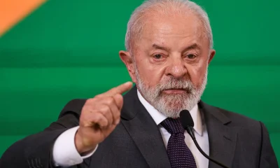 PF investiga faixa com 'ladrão' em SP e oposição acusa Lula de 'censura'; entenda o caso