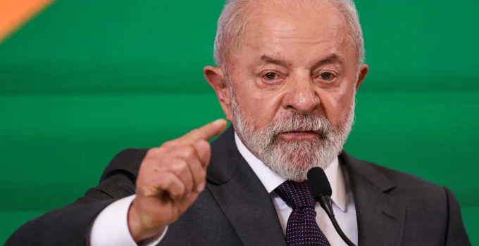 PF investiga faixa com 'ladrão' em SP e oposição acusa Lula de 'censura'; entenda o caso
