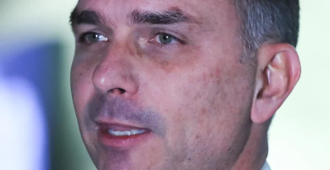 Flávio Bolsonaro admite "equívoco" em pedido de ressarcimento de passagens aéreas ao Senado para evento de pré-campanha