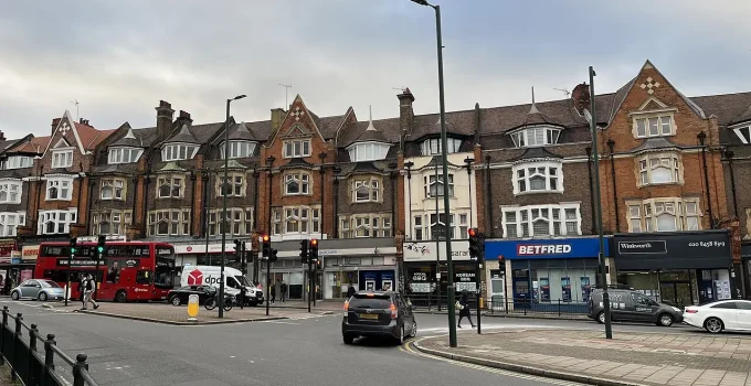 Ataque Antisemita Choca Londres: Dois Homens Judeus Feridos Gravemente em Esfaqueamento em Golders Green