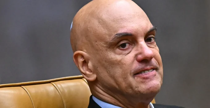 Moraes Ignora Cirurgia de Bolsonaro: Ex-presidente aguarda há uma semana por procedimento no ombro, enquanto STF foca em elevador