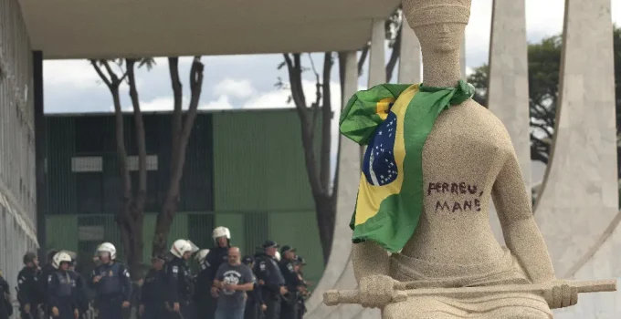 Três anos após 8/1: Centenas em risco, violações de direitos e embate para reduzir penas de presos