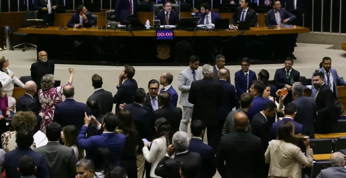 Congresso x STF em 2025: Deputados desafiam Judiciário em votações cruciais e tensionam Poderes