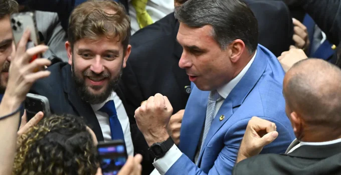 Filhos de Bolsonaro celebram "vitória" no Congresso: "PL da dosimetria" pode beneficiar centenas de presos e o ex-presidente