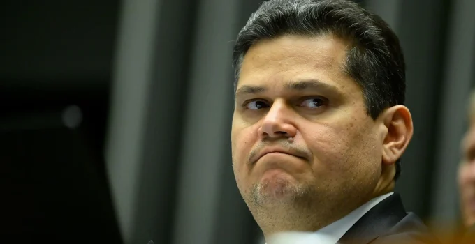 Matemática de Alcolumbre Triunfa: Senado Rejeita Jorge Messias para o STF, Governo Lula Sofre Dupla Derrota e Crise de Credibilidade