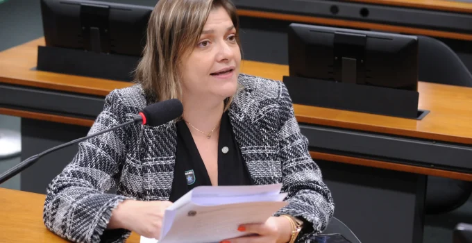 Deputada do PSOL Leva Derrubada de Veto de Lula à OEA: Ataque à Democracia e Direitos Humanos em Jogo na Dosimetria da Pena