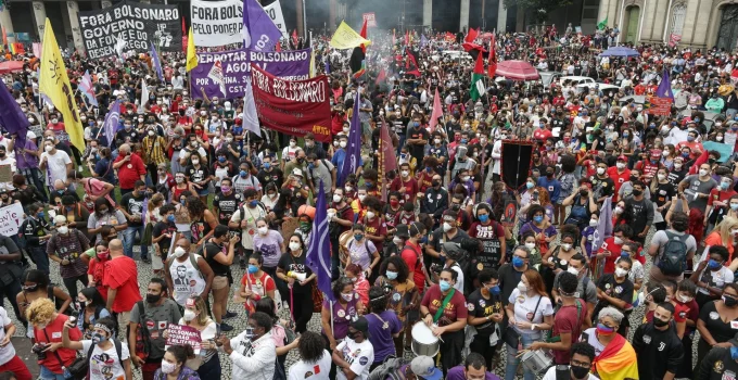 Democracia Liberal em Crise: O Divórcio Entre Povo e Poder e a Ascensão das "Democracias Iliberais"