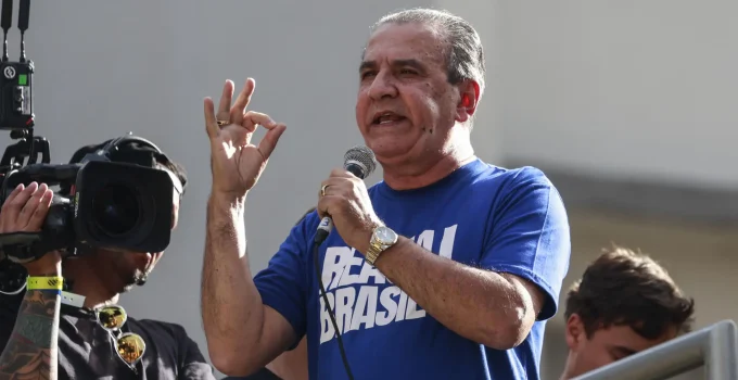 Silas Malafaia em culto com Flávio Bolsonaro: "Perseguição política" de Alexandre de Moraes é "inquérito ilegal"