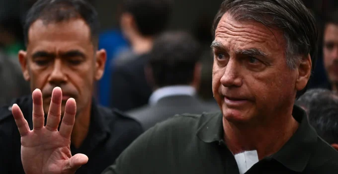 Michelle Bolsonaro revela que ex-presidente Jair Bolsonaro está 'chateado' por não conseguir se alimentar sozinho após cirurgia no ombro direito