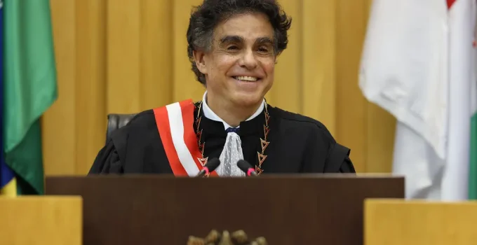 Presidente do TST se declara "vermelho" e ataca "azuis", defendendo Justiça do Trabalho contra "capitalismo selvagem"