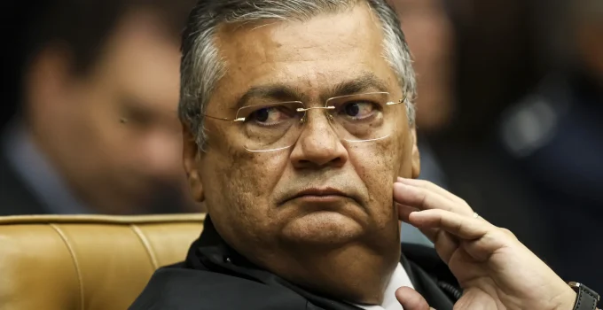 Dino compara Master a "elefante azul" na Esplanada e questiona: "Ninguém viu?" Falhas de fiscalização e lavagem de dinheiro em foco no STF