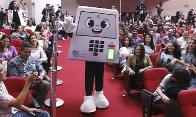 TSE lança Pilili, mascote "sem gênero" da urna eletrônica, em meio a crescente desconfiança popular sobre o voto