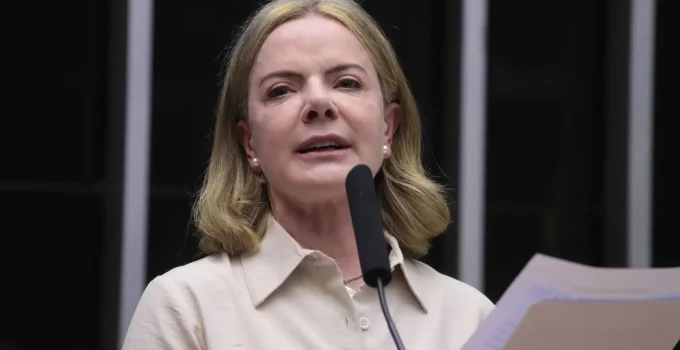 Gleisi Hoffmann acusa Davi Alcolumbre de ser "inimigo dentro de casa" após derrotas do governo Lula no Congresso