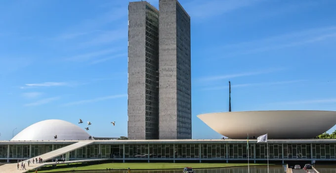Estupro de Crianças em SP: Redução da Maioridade Penal Volta ao Debate Legislativo com Forte Polarização