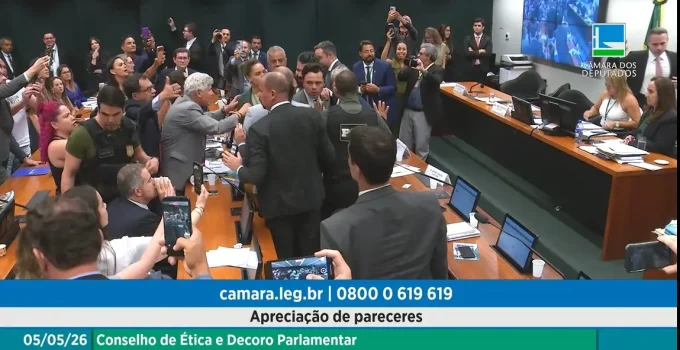 Bate-boca, ameaça de expulsão e polícia: confusão marca sessão que aprovou punição a deputados