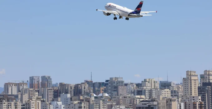 Fim da Escala 6x1: CEO da LATAM alerta que voos internacionais podem ser inviabilizados no Brasil; deputada reage